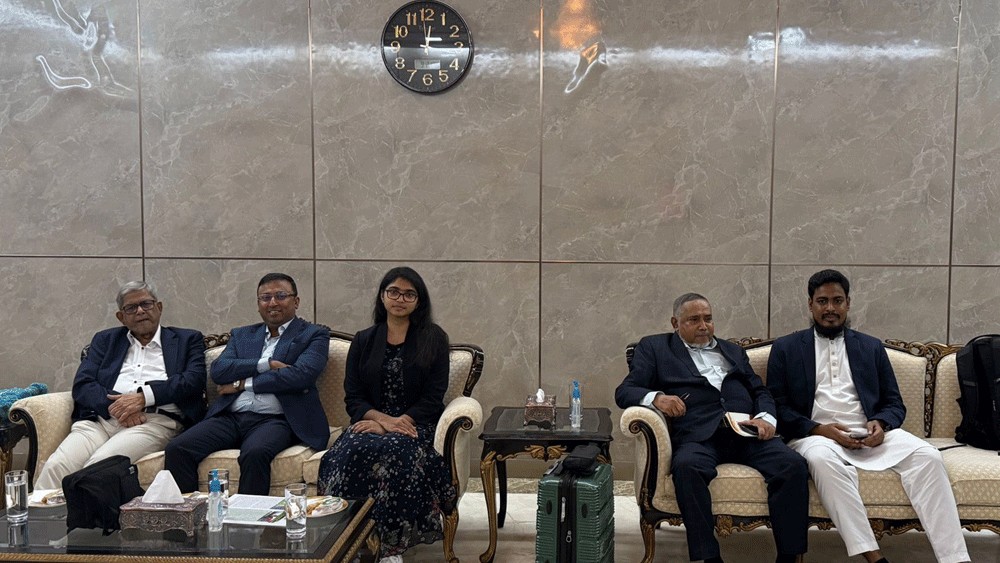 2025/ভিভিআইপি লাউঞ্জে ফ্লাইটের অপেক্ষায় প্রধান উপদেষ্টার সফরসঙ্গীরা.jpg